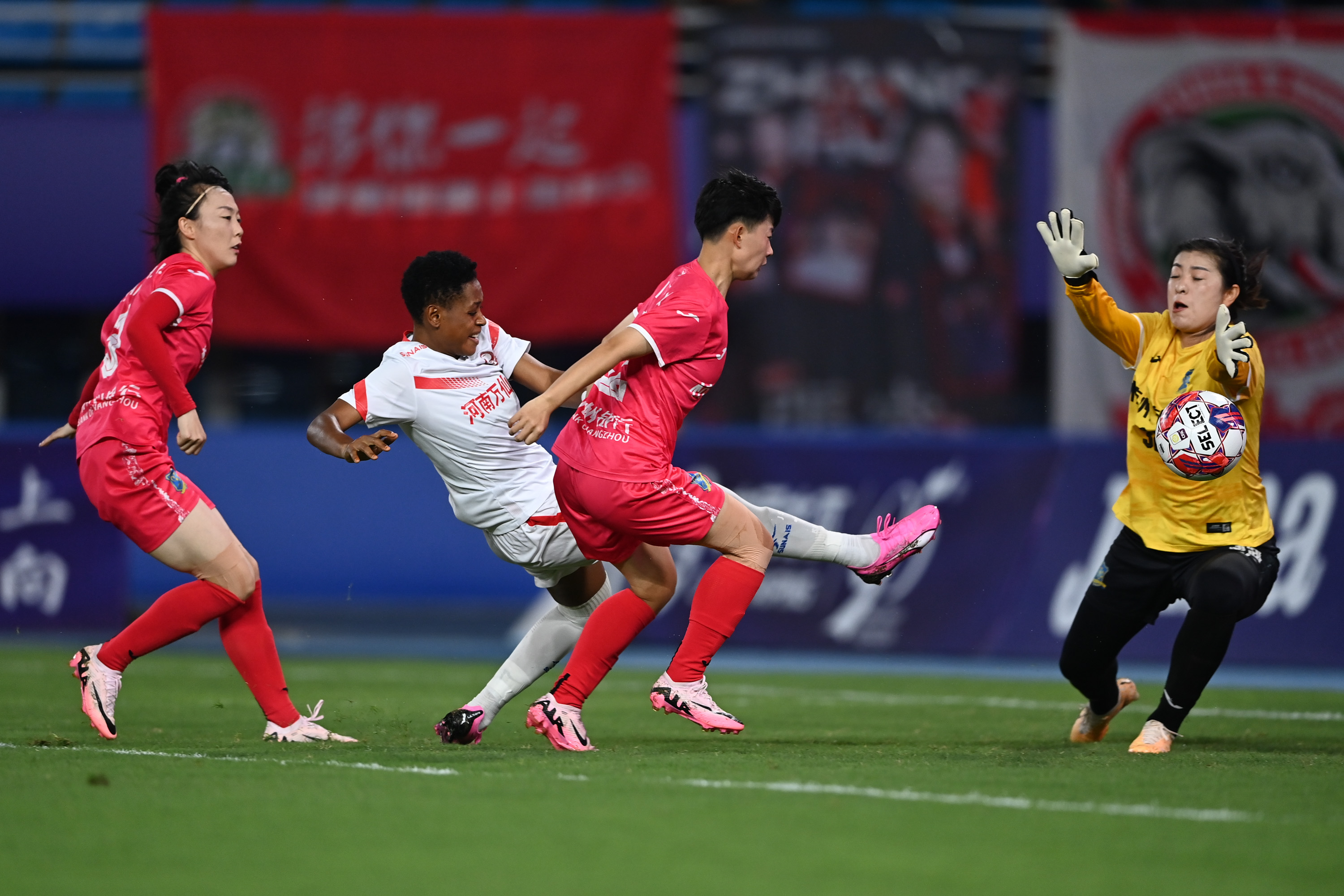 中国女足比赛中的抢球大战,场面异常激烈令人过目难忘的简单介绍 中国女足比赛中的抢球大战,场面异常激烈令人过目难忘的简单介绍