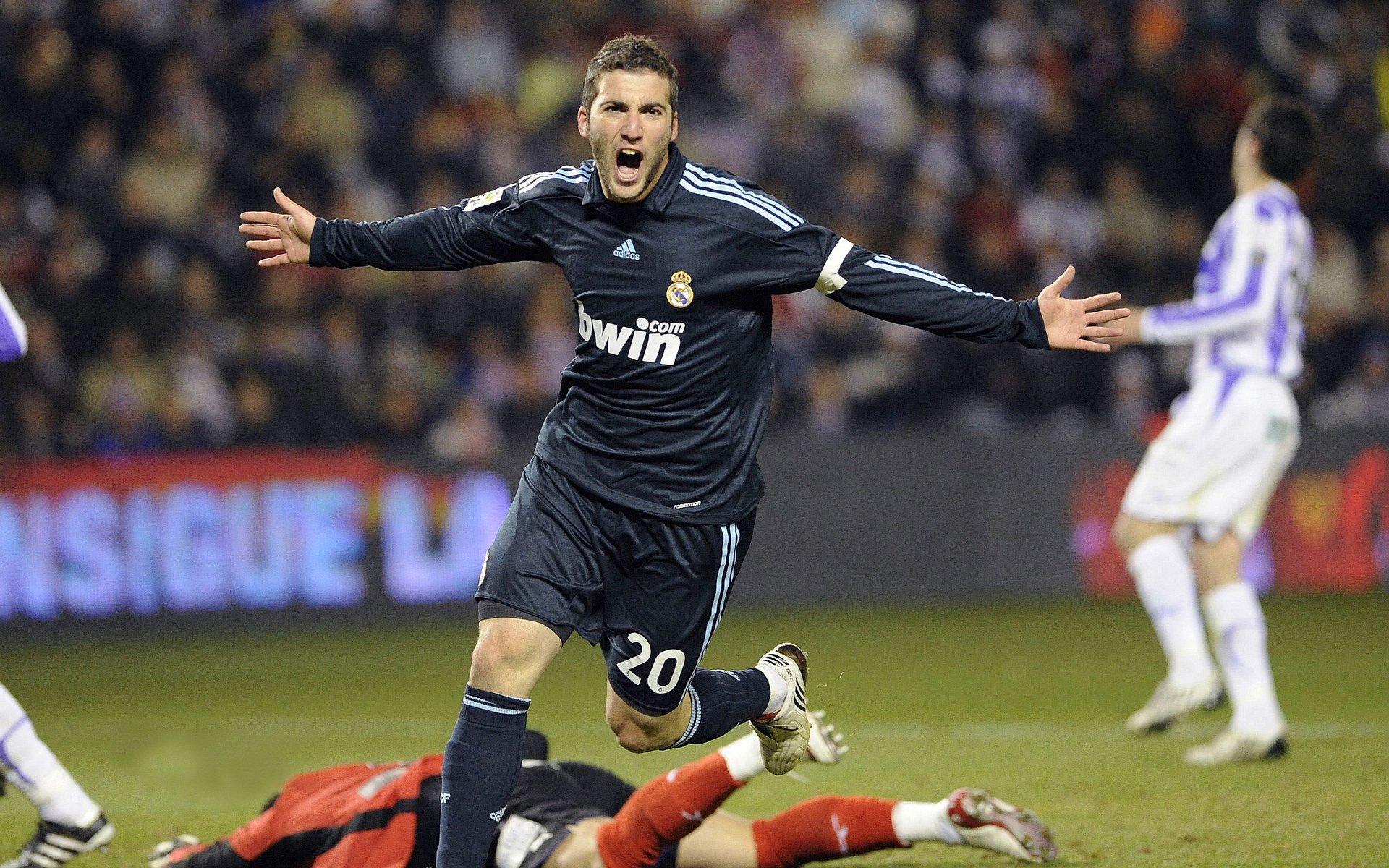 世界排名争夺战之夜,莫兰特高光表现点燃赛场